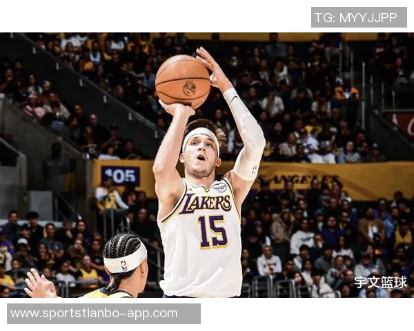 里夫斯坚定信心称球队需团结一心如老詹所言共同争胜 里夫斯坚定信心称球队需团结一心如老詹所言共同争胜